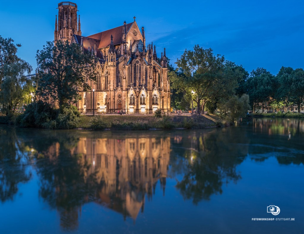 Die Evangelische Johanneskirche am Stuttgarter Feuersee bei Nacht