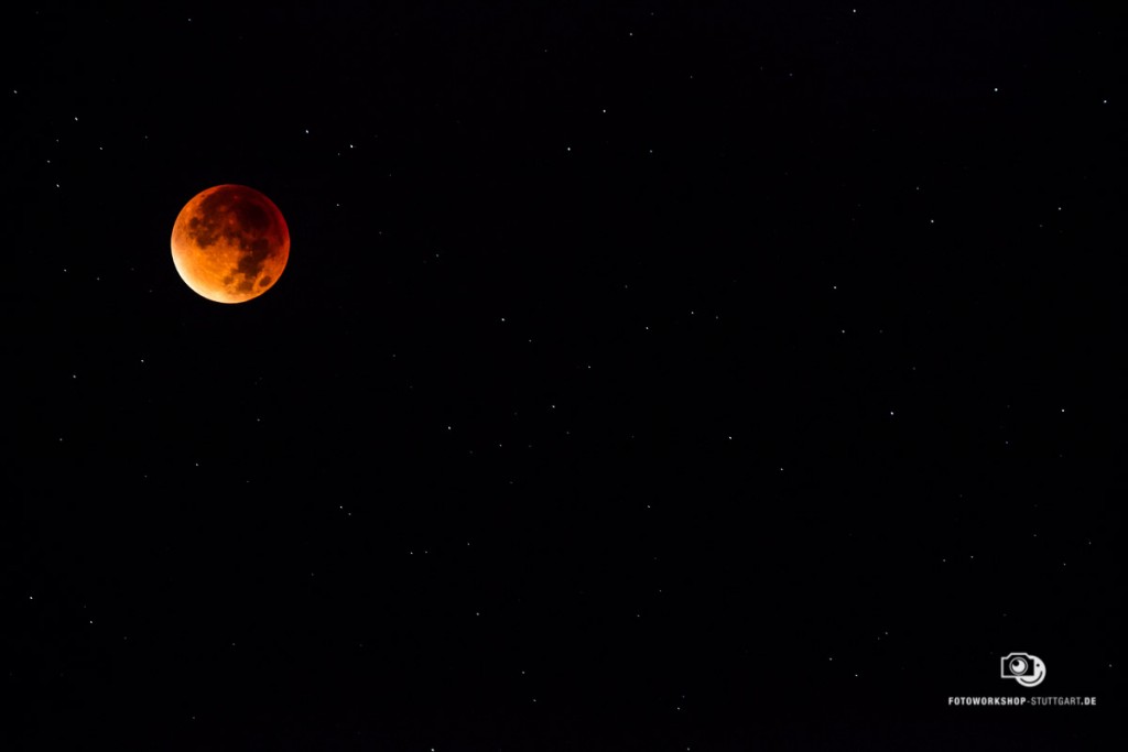 Mondfinsternis aufgenommen bei Nacht
